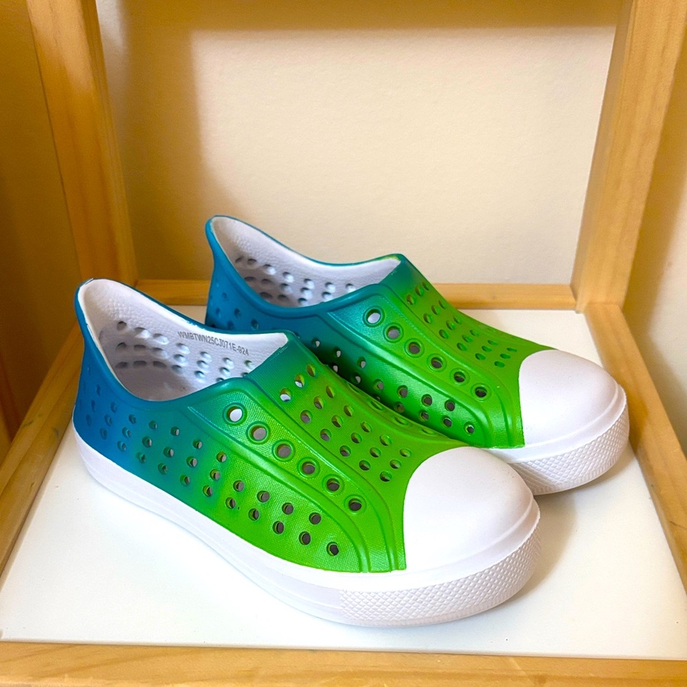 Toddler boy Slip-On Shoes size 9/10